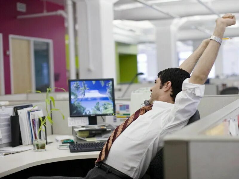 Трудолюбивый человек. Компьютер и человек. Большинство людей работающих по. Большинство людей работающих по. Информационные процессы и информационное общество.