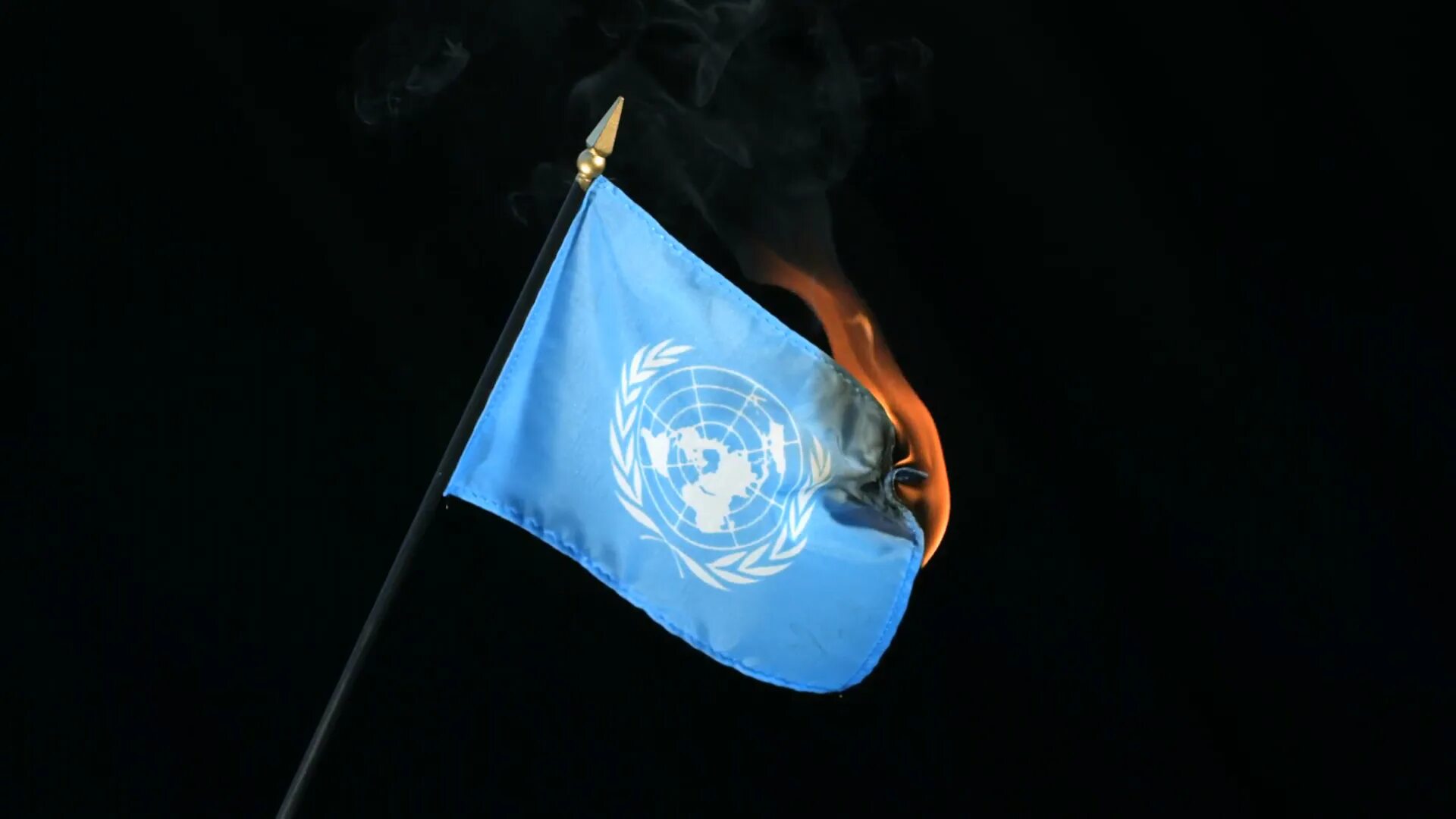Оон красный. Флаг ООН. Флагштоки ООН. Флаг организации Объединенных наций. Флаг ООН на флагштоке.