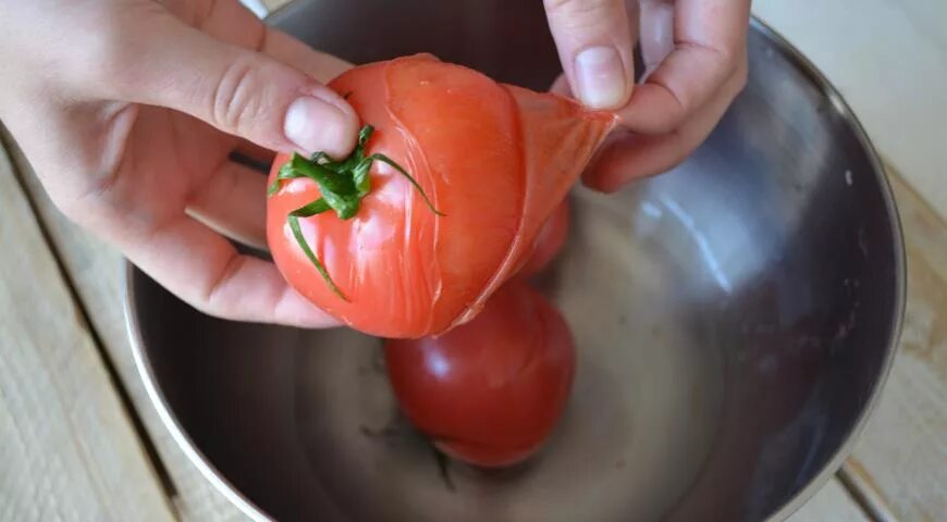 Кожура томатов. Помидоры обдать кипятком. Бланшировать помидоры. Ошпаренные помидоры. Кожура помидора.