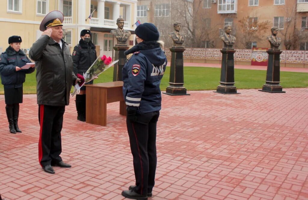 Сотруднику полиции выдают. Кравченко мвд зам министра. уволены сотрудники полиции волжский волгоградской области. начальник главного управления мвд. инспектор дпс глушко.