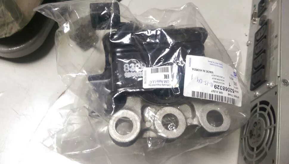 подушка двс авео т300. подушка двигателя правая шевроле авео т300. опора двигателя авео т300 автомат. General motors 95405220 опора двигателя правая. подушка двигателя правая шевроле авео т300.