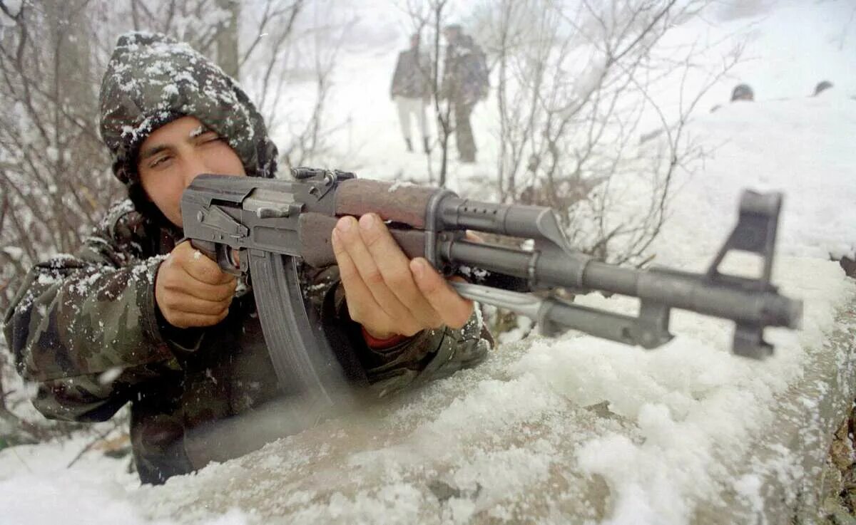 Зимняя маскировка оружия. Автомобиль зимой. Автомате зимой. Снайперская винтовка ак 47. Солдат рф с ак74м.