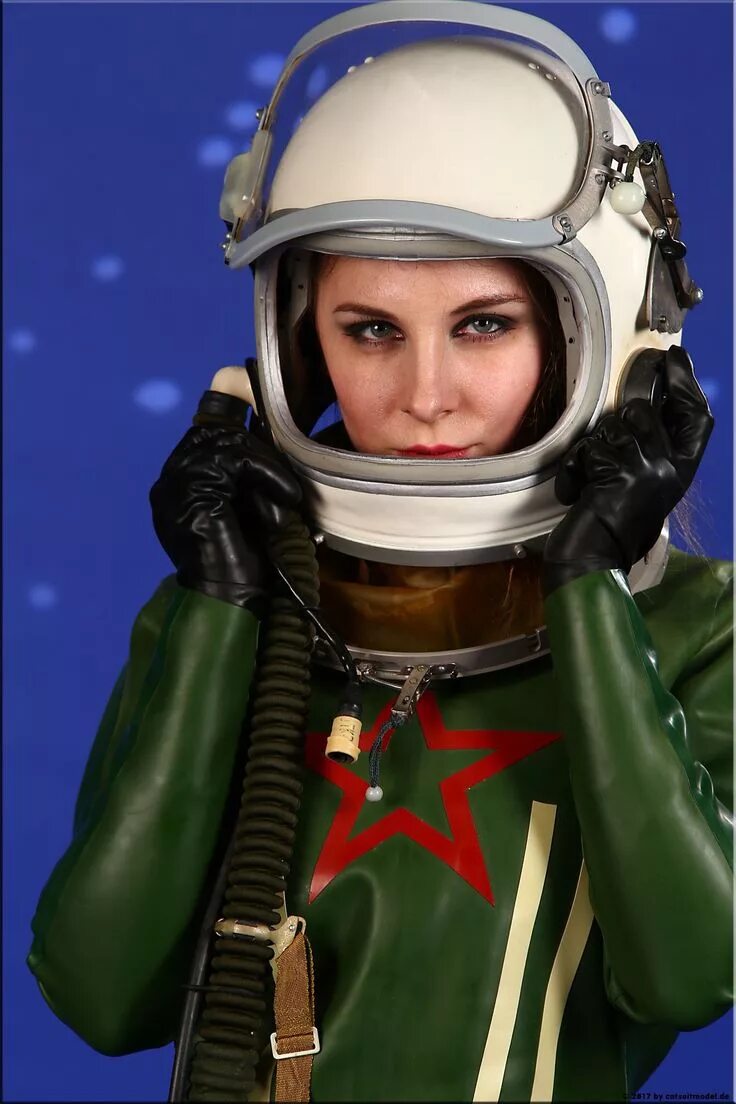 Девушка в скафандре. Девушка космонавт. космический костюм. женский космический скафандр.