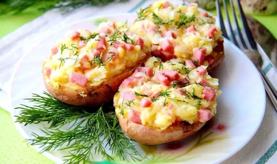 Картофель в духовке с ветчиной и сыром. Картофель фаршированный ветчиной. картофель, фаршированный сыром и колбасой. картошка фаршированная колбасой и сыром. картофель фаршированный ветчиной и сыром.