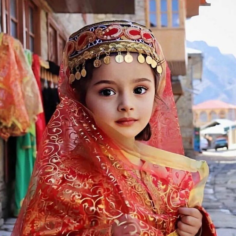 Национальный народный костюм азейбаржанский. Азербайджанский национальный костюм. Азербайджанский национальный костюм для девочки. Азербайджанская Национальная одежда для девочек.