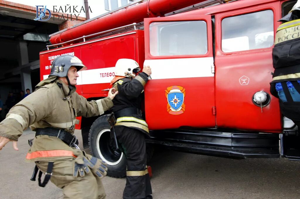 Посадка пожарных в автомобиль. Сбор и выезд по тревоге МЧС. Пожарный выезд. Сбор и выезд на пожар. Пожарные выезд по тревоге.