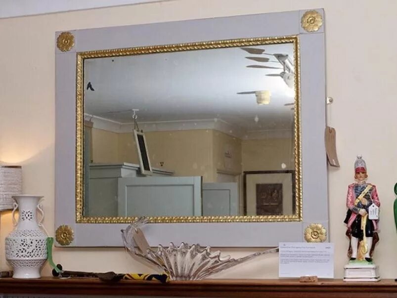 Вин ап зеркало. Miror Mirror on the Wall карптинка. Рами кади Mirror Mirror on the Wall коллекция. Haute Living Mirrors. Brillig Mirror on the Wall.