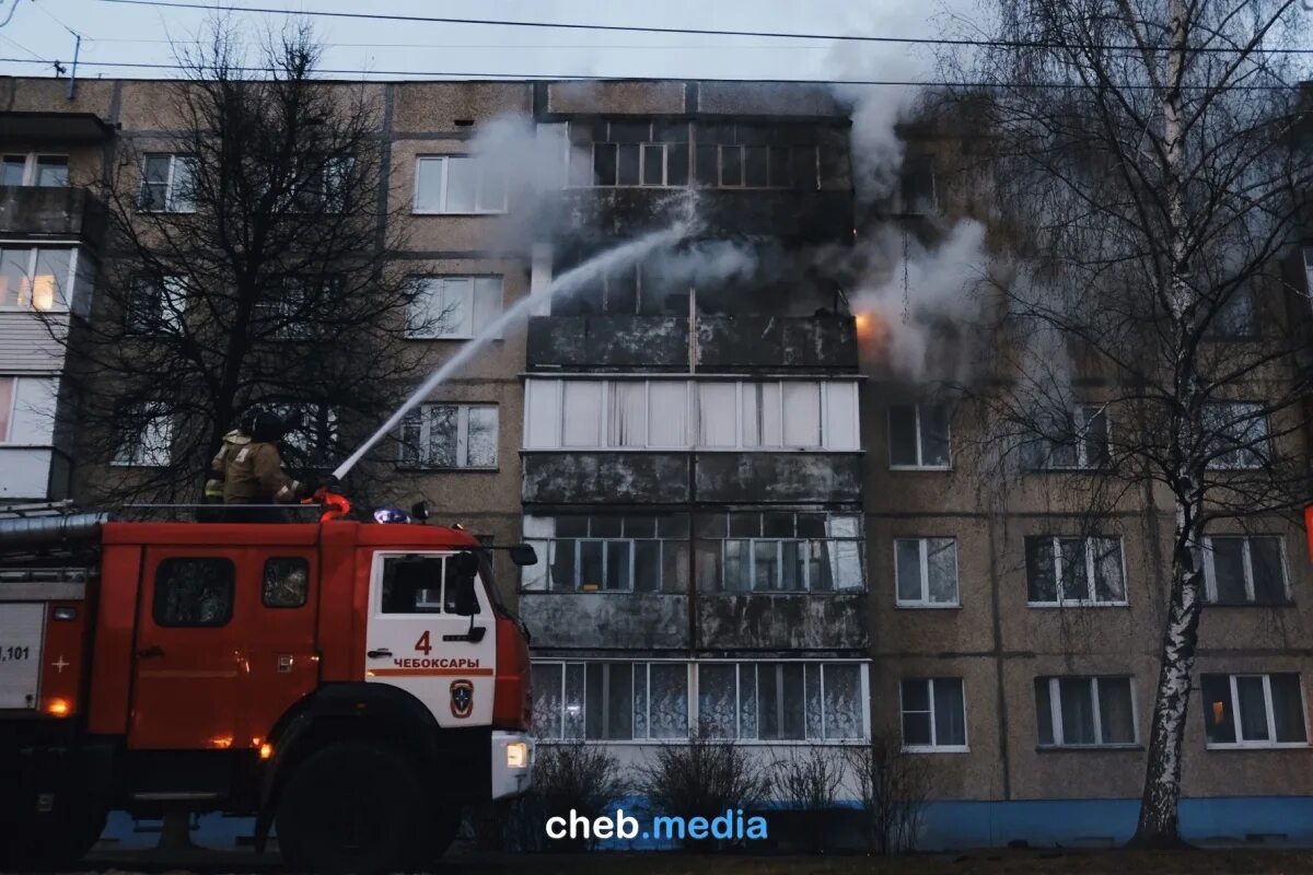 Пожар в чебоксарах сегодня. Пожар в Чебоксарах. Пожар в Чебоксарах вчера. Пожарные Чебоксары. Пожар в Чебоксарах вчера вечером в 21.00.