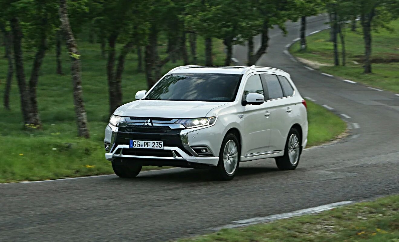 Mitsubishi гибрид. Mitsubishi Outlander PHEV. Митсубиси Аутлендер гибрид. Mitsubishi Outlander Hybrid 2013. Mitsubishi Outlander Hybrid 2015.