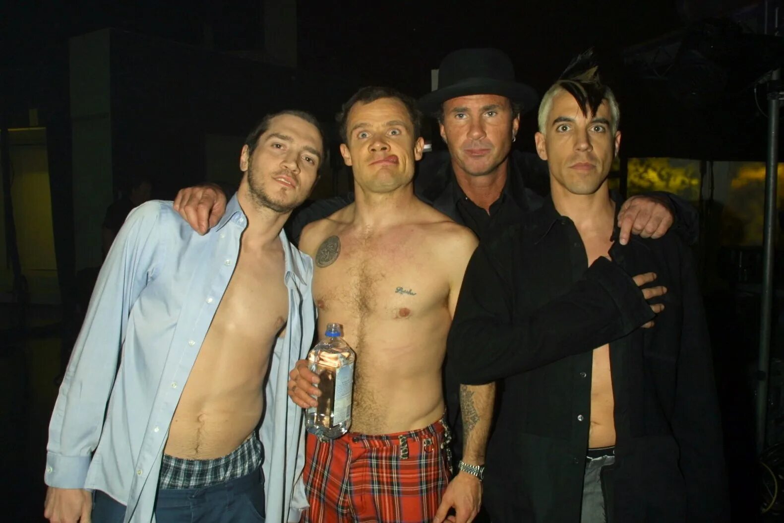 Around the world red hot. Red hot chili peppers 2000. rhcp 2000. ред хот чили пеперс 2000. rhcp состав.