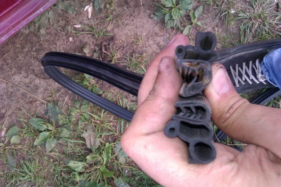 Ока уплотнитель дверь. Доп уплотнители дверей 2121. Доп уплотнитель на ваз ока. Брт 2108-6107018р. Ока уплотнитель дверь.