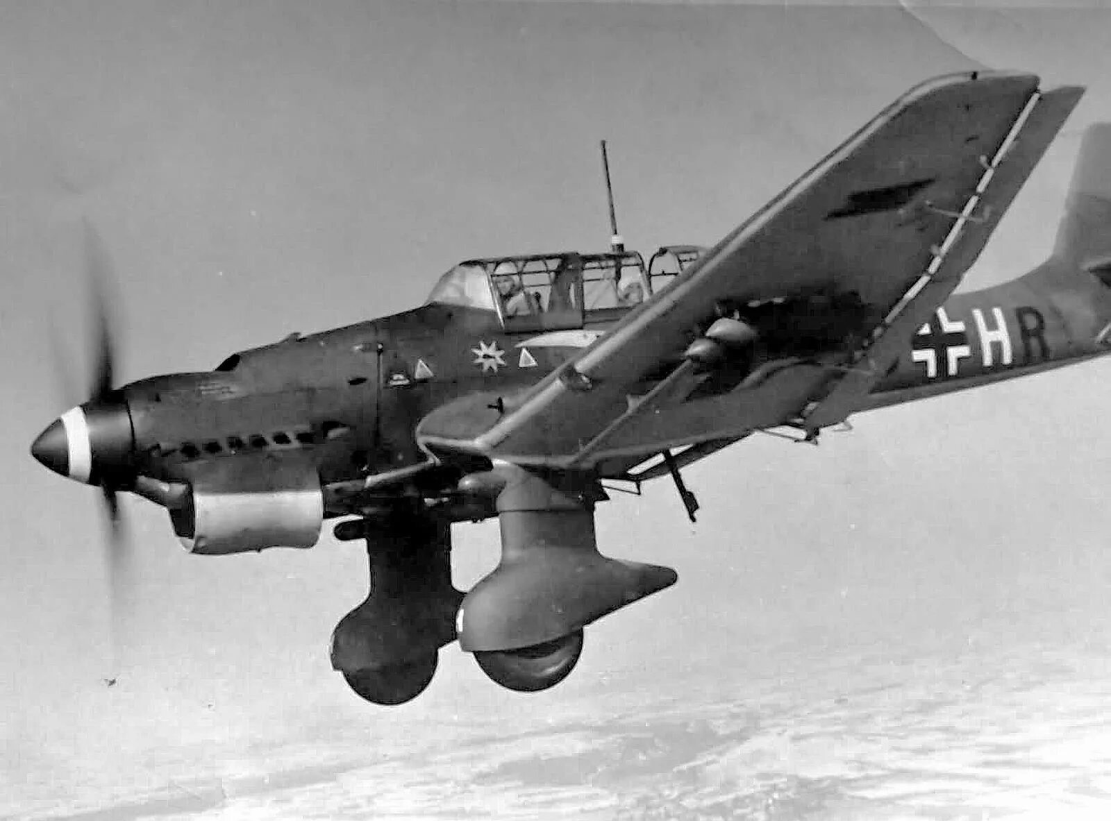 Немецкий самолет танк. Junkers ju 87. Немецкий самолёт Юнкерс-87 Junkers-87. Junkers ju 87 Stuka. Junkers ju87 b-1 Stuka.