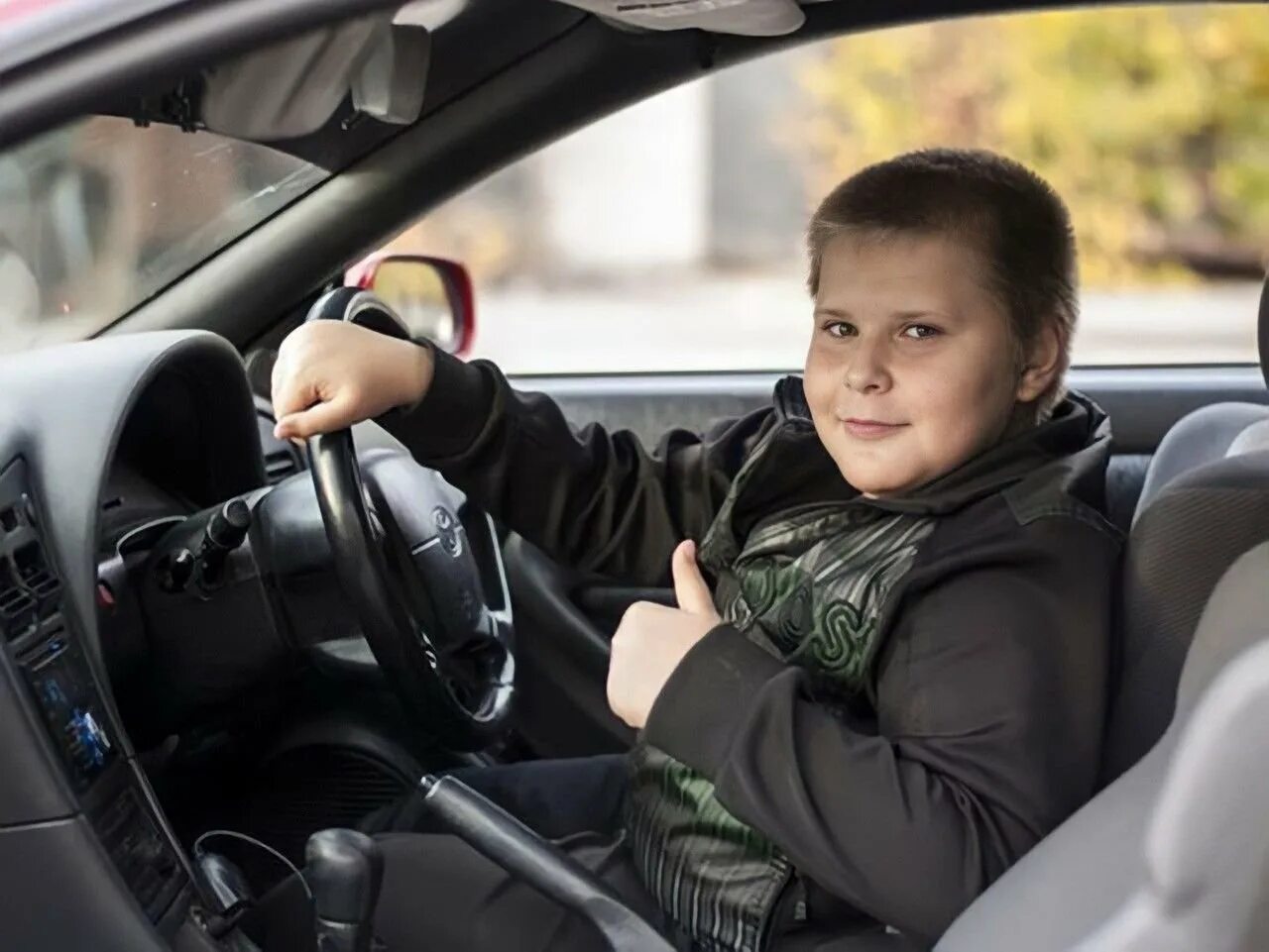 Можно ли в 16 ездить на машине. Школьник в машине. Автошкола для подростков. Ребенок за рулем. Подросток за рулем автомобиля.