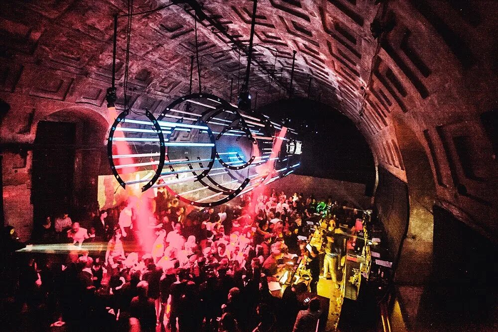 Blank club санкт-петербург. Blank клуб. Арсенальная набережная бланк клуб. Арсенальная набережная ночной клуб. Blanc клуб.