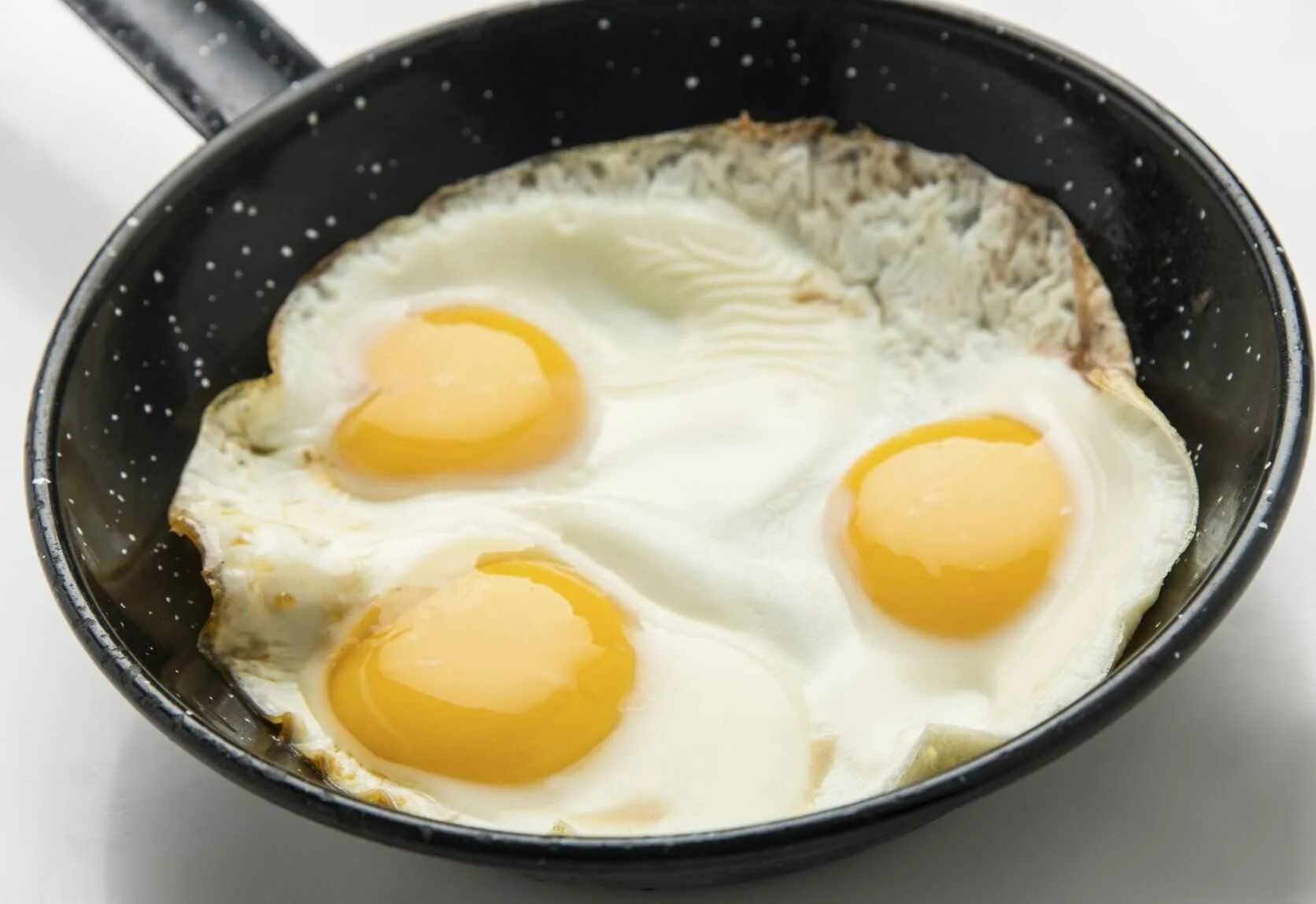 Яйцо обжаренное с двух. Жареные яйца. Яичница. Яйцо яичница. Яйцо глазунья.