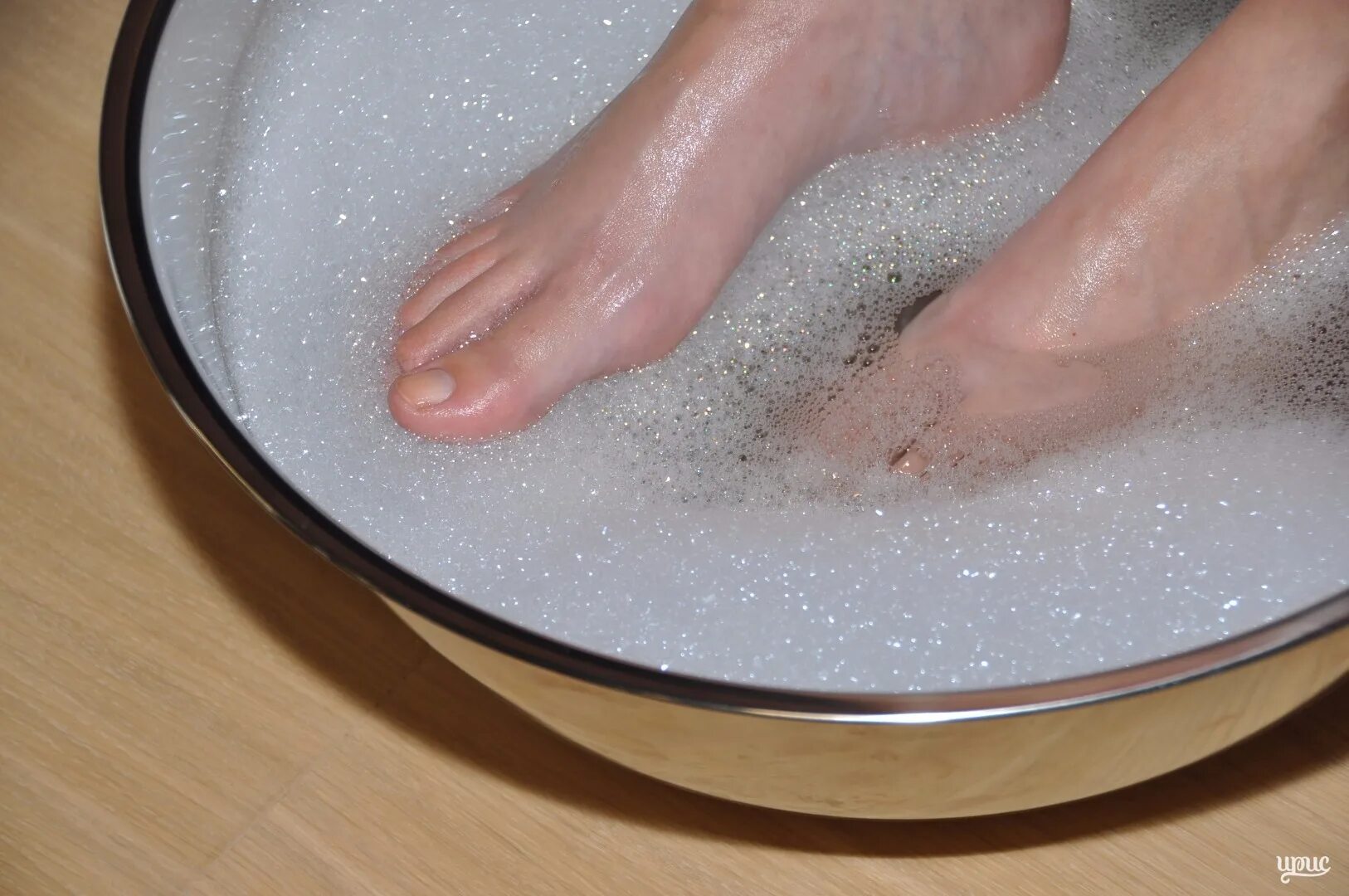 После холодной воды болит. Ванночка для ног. Ножные ванночки. Ванна для ног. Мыльно содовая ванночка для ног.