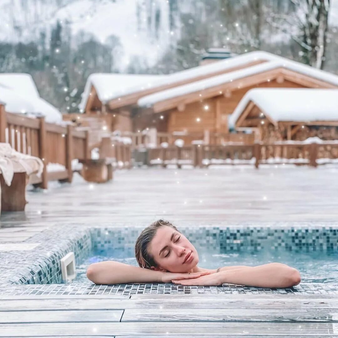 после бани. женщины из бани в снег. после баньки. в прорубь после бани. закаливание в бане.