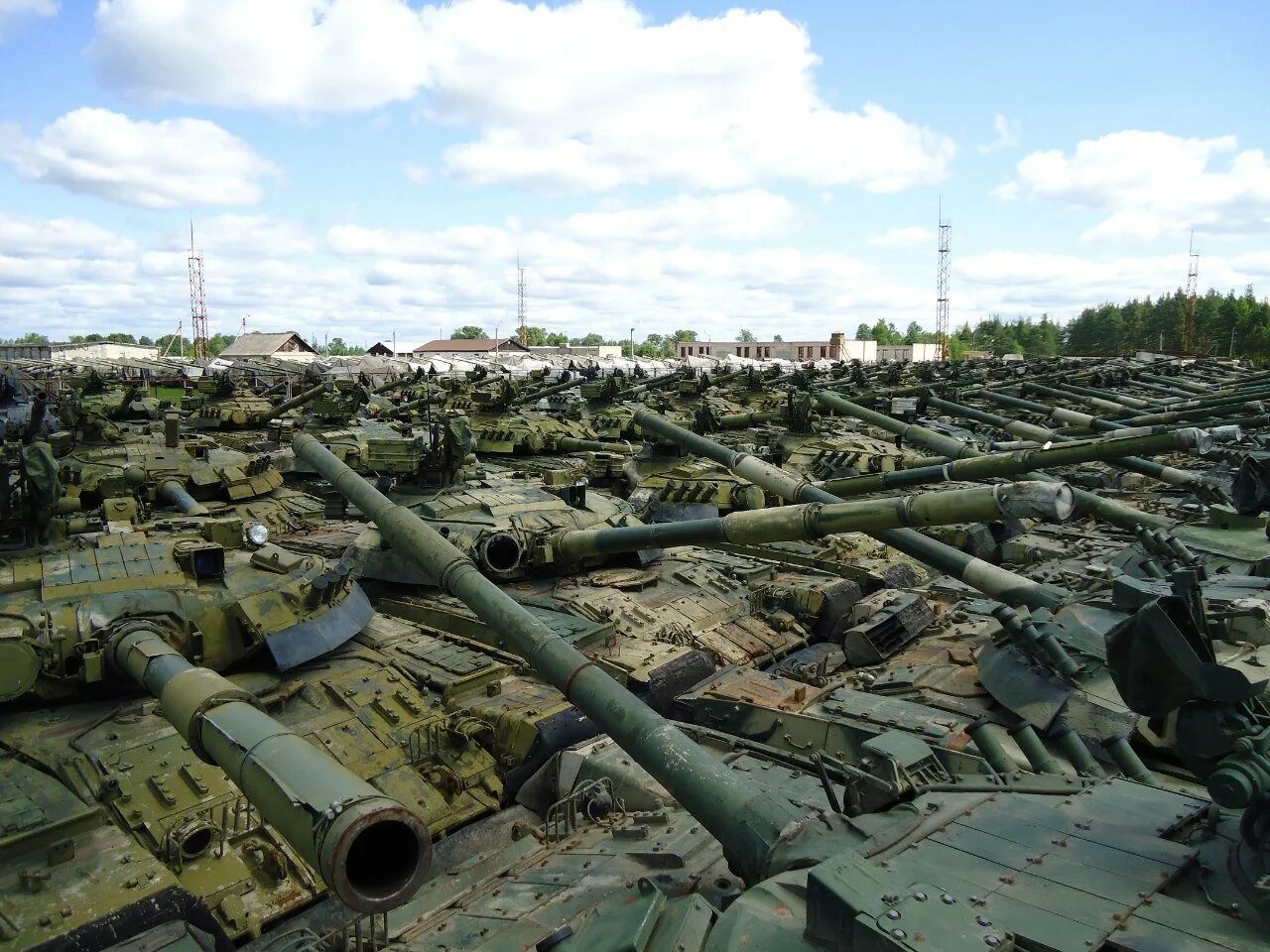 Танковая база. 969 База резерва танков Уручье. Кладбище танков т-72. 969 База резерва танков. Т-80уд в Чечне.