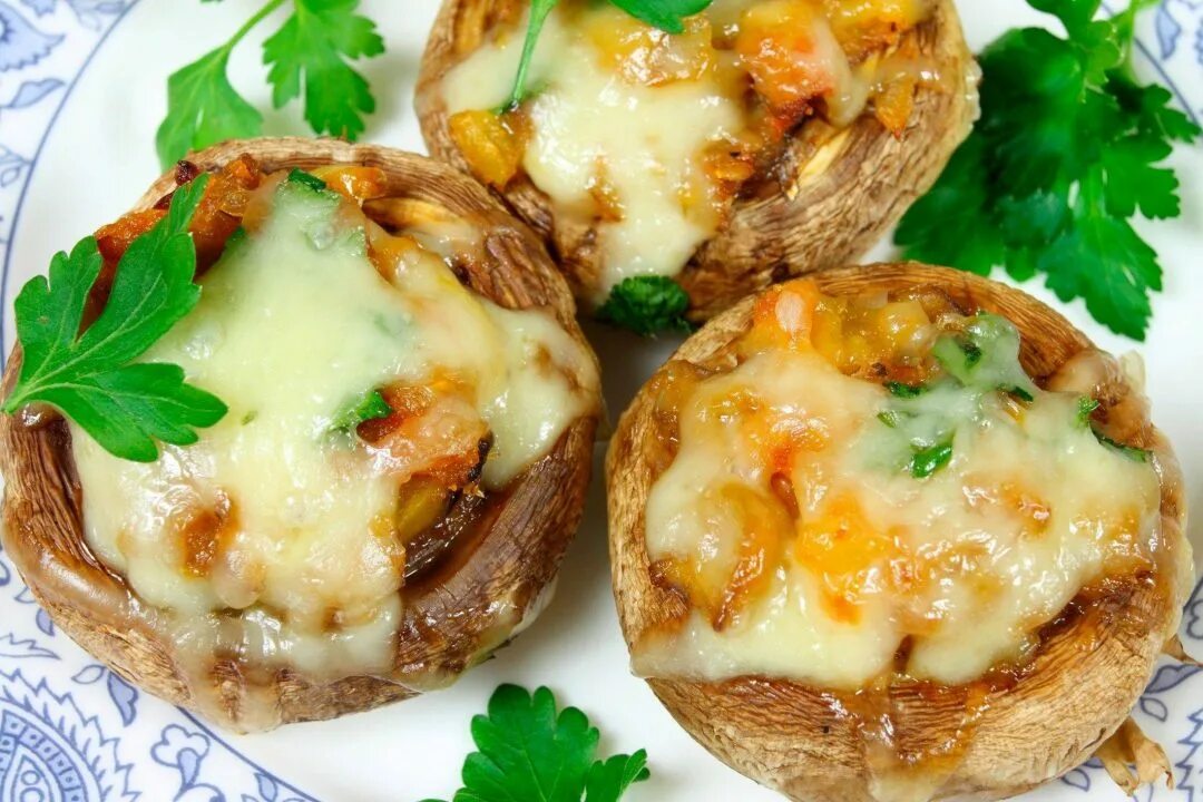 Грибы фаршированные куриной грудкой в духовке. Шампиньоны фаршированные фаршем. Фаршированные шампиньоны в духовке с сыром. Грибы фаршированные куриной грудкой в духовке. Фаршированные грибы шампиньоны в духовке с сыром и курицей.