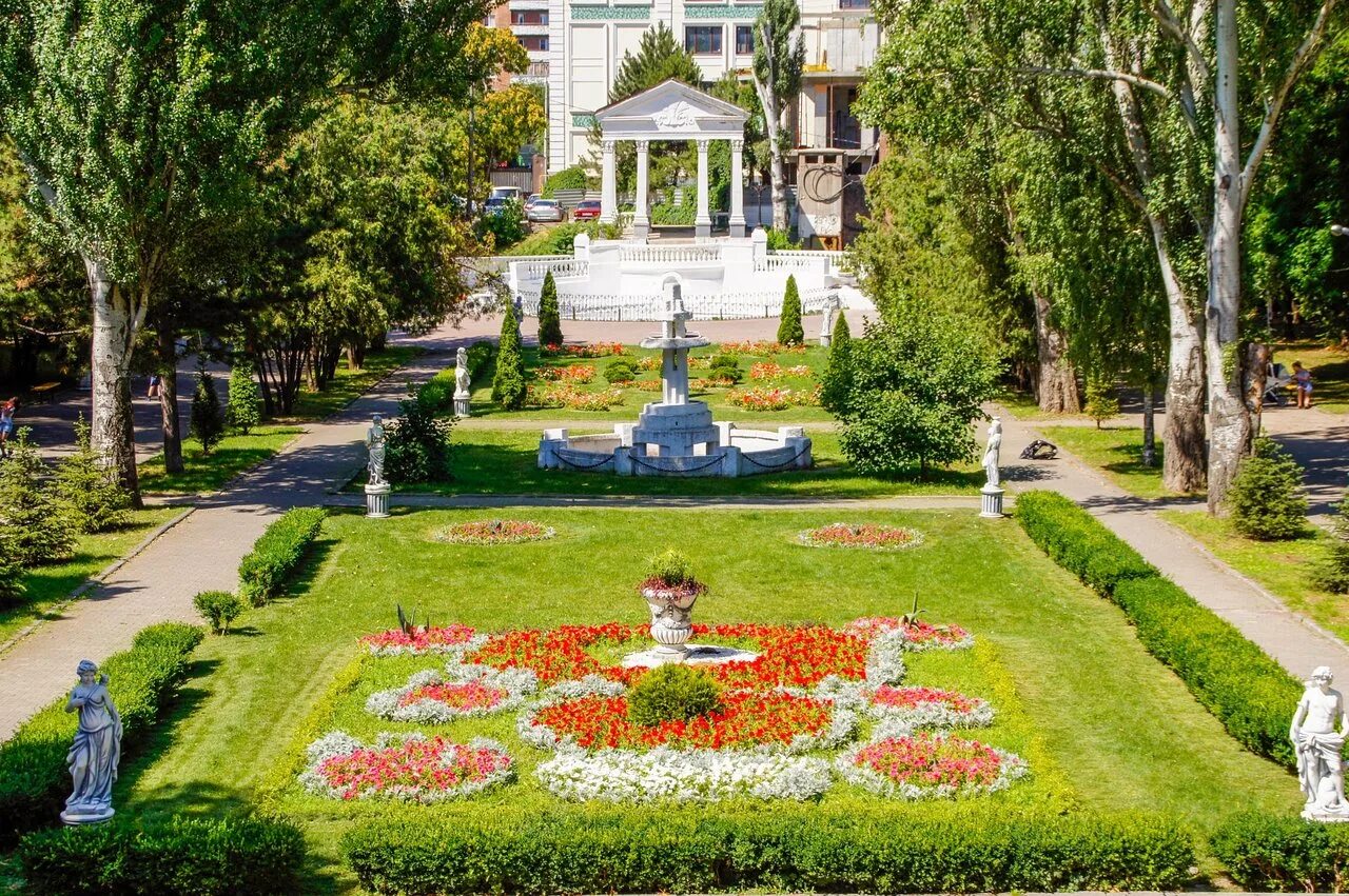 Центральный городской парк им а м горького ростов-на-дону. Самый большой парк в ростове. Колесо обозрения в парке революции в ростове на дону. Парк им горького ростов-на-дону. Аттракционы в парке островского ростов.