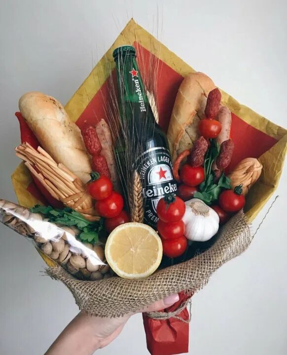 букеты из продуктов со спиртным. букет для мужчины из продуктов. съедобные букеты для мужчин. мужские букеты из продуктов и алкоголя. вкусные букеты для мужчин.