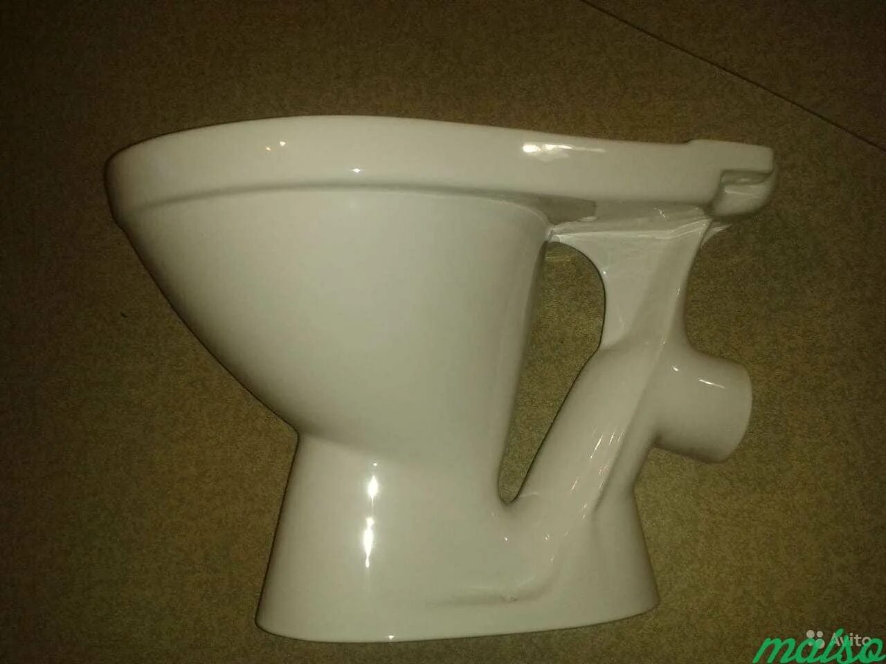 Унитаз старого образца с полочкой. Советский унитаз с полочкой. Советский унитаз с полочкой. Советский унитаз с полочкой. Старый советский унитаз.