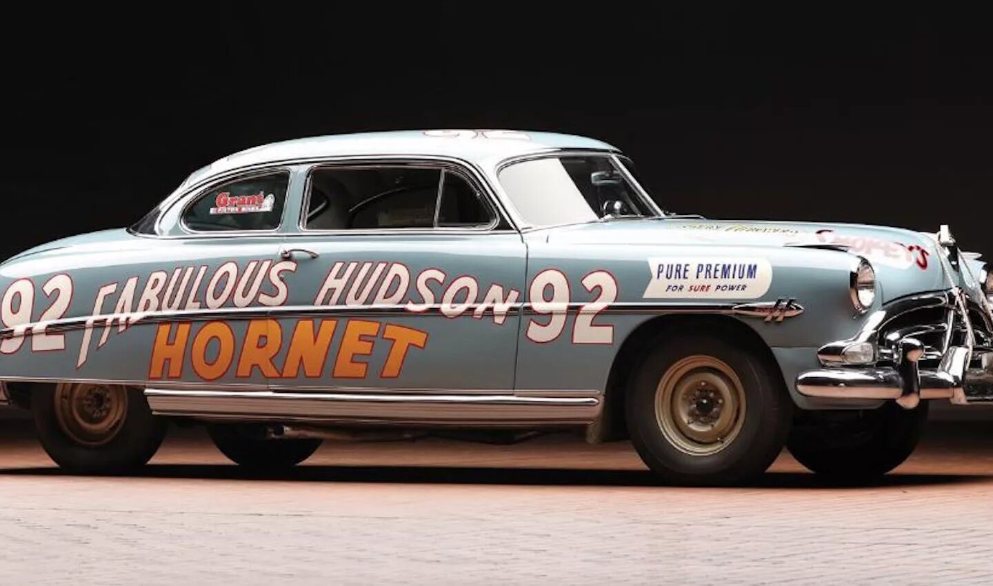 Включи гудзон еду на машине. Фабулус Хадсон Хорнет. Hudson Hornet 1957. Хадсон Хорнет Тачки. Hudson Hornet 1951 NASCAR.