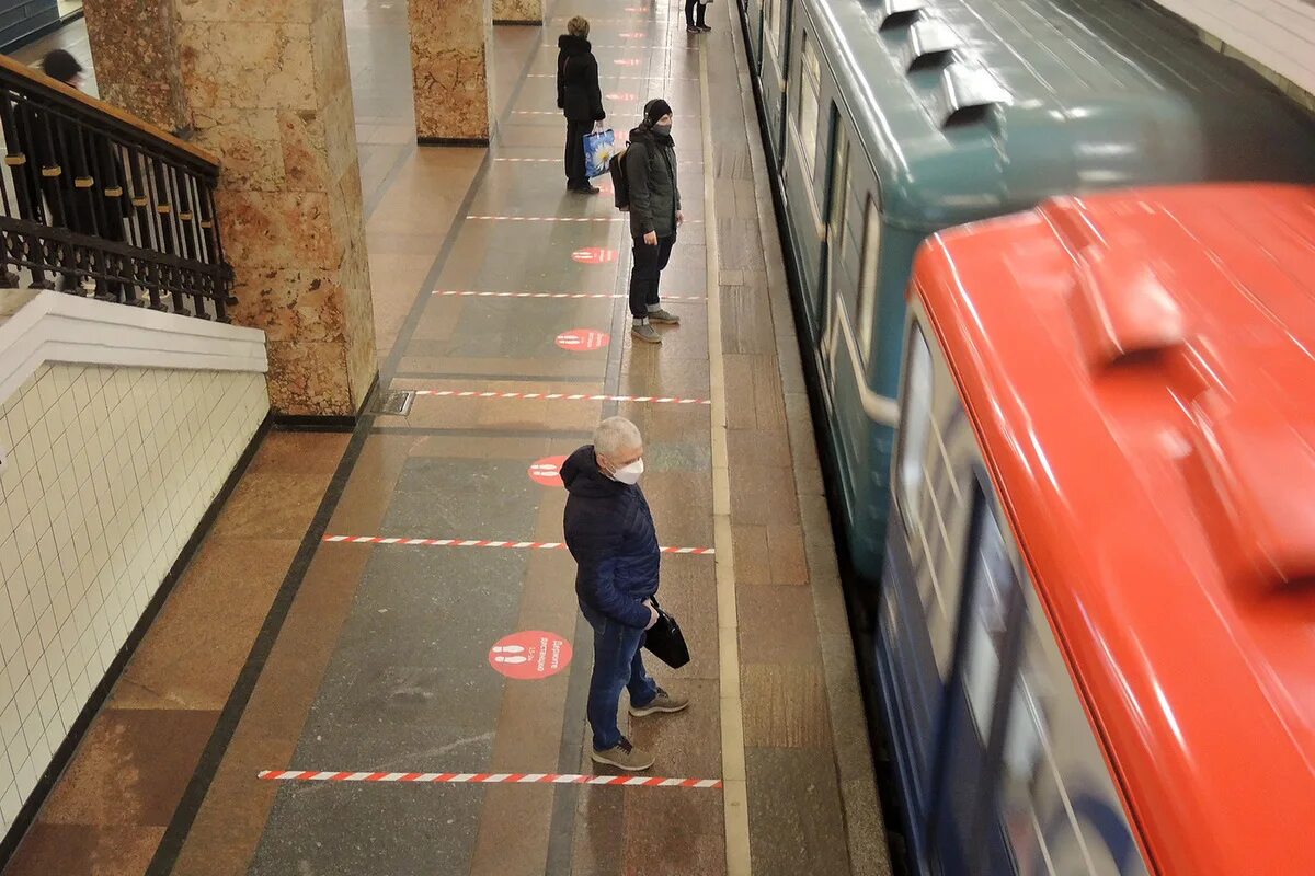 Подросток в московском метро. Заблудился в метро. Перед поезда метро. Потерялся в метро.