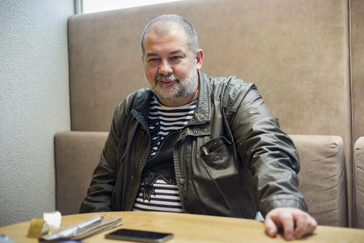 Писатель-фантаст сергей лукьяненко. Лукьяненко писатель. Сергей лукьяненко писатель. Лукьяненко иноагент. Сергей лукьяненко 2022.