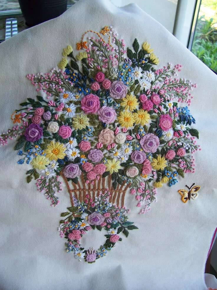 вышивка на одежде. фото вышитых. пяльцы для вышивания крестиком. картина вышитая крестиком. старинная вышивка гладью.