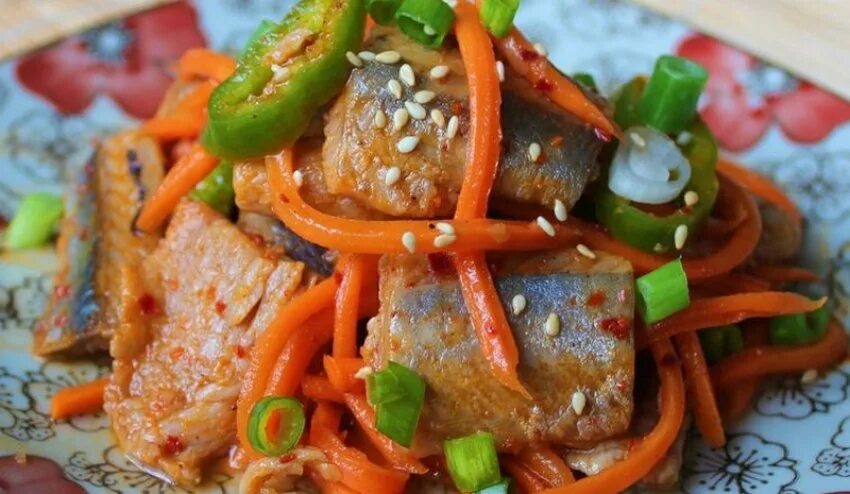 Щука лук морковь уксус. Хе по корейски. Рыба Хе по-корейски. Хе из карася по-корейски. Блюдо Хе из рыбы.