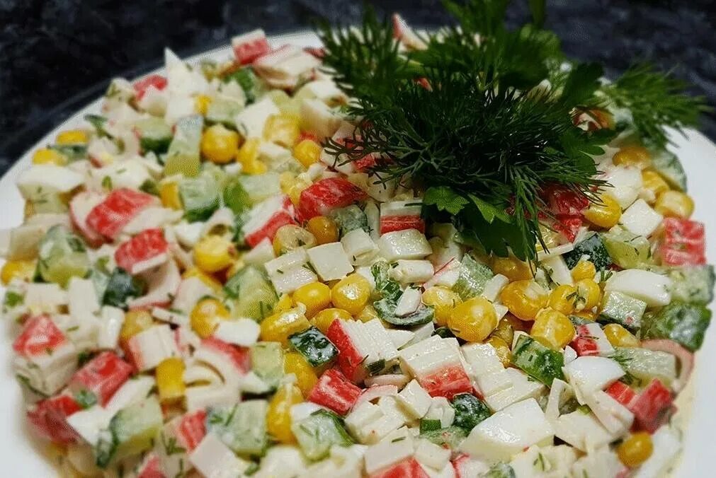Салат с крабовыми палочками и зеленым салатом. Салат с крабовыми палочками и кукурузой и огурцом. салат с крабовыми палочками и кукурузой и яйцом и огурцом. салат. скрабывами. палочками. салат из крабовых палочек с кукурузой.