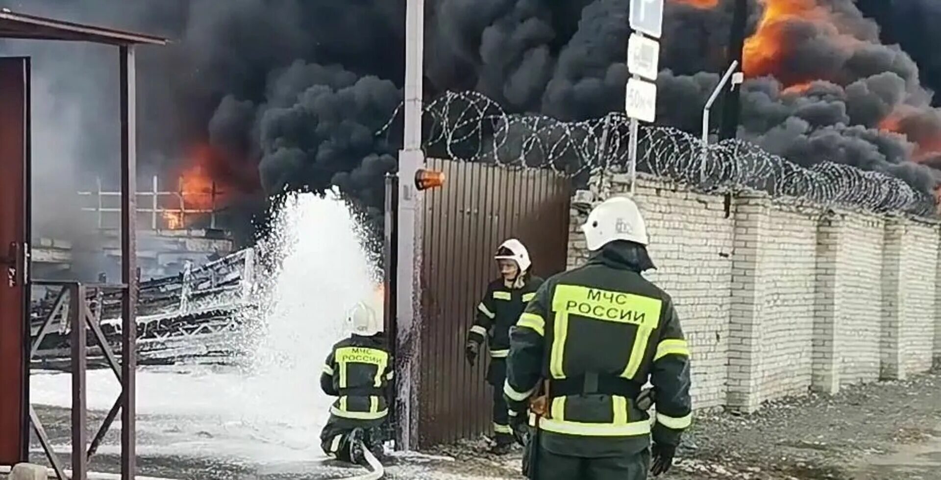 Пожар в промзоне Дзержинска. Пожар на заводе в Дзержинске. Завод в нижним Новгороде сгорел. Сгорел завод в Дзержинске. Последние новости дзержинска нижегородской области сегодня