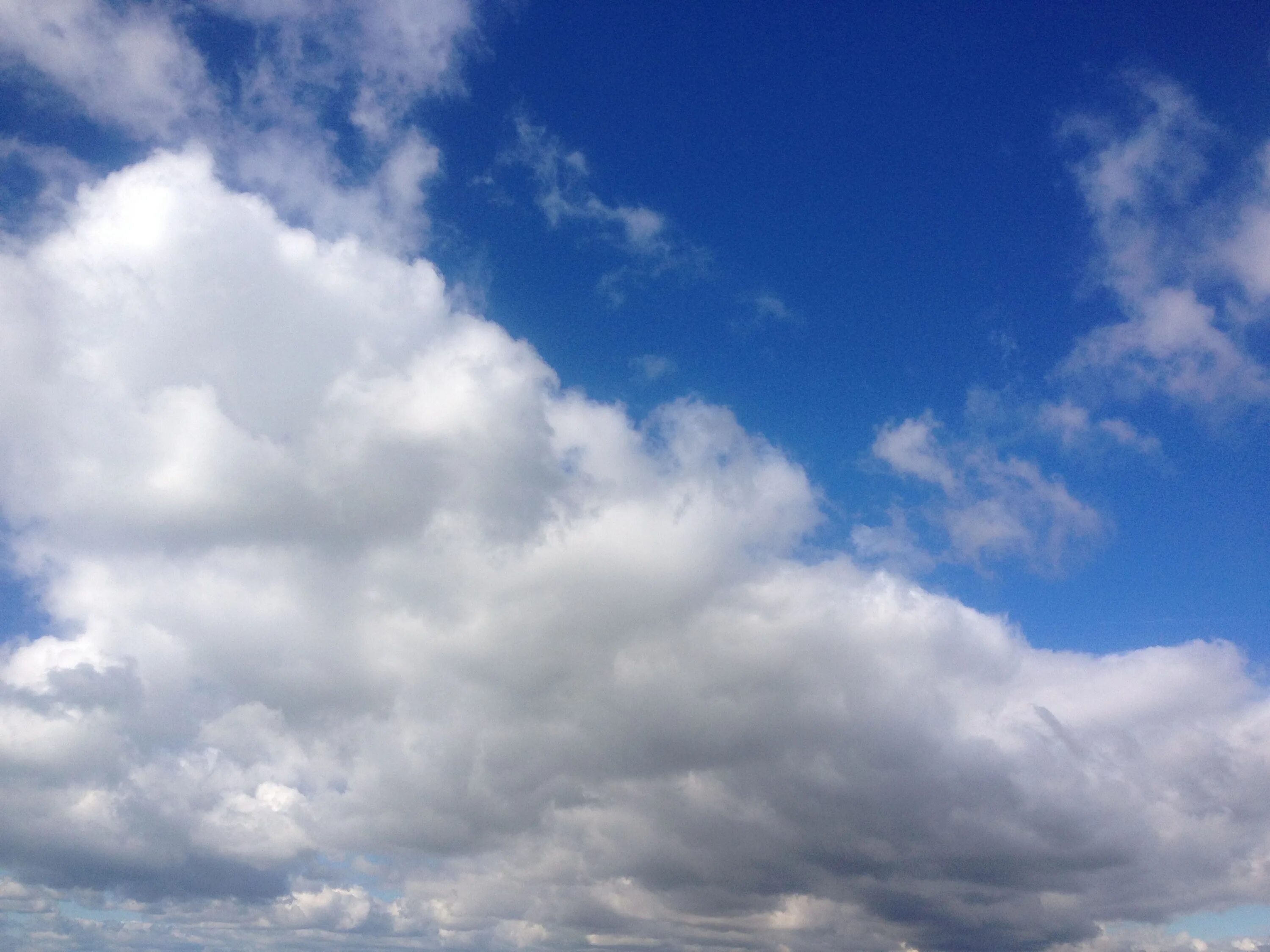Совершенное небо 10. Малооблачное небо. Облачное небо зимой. Облачно. Голубое небо с пасмурными облаками.