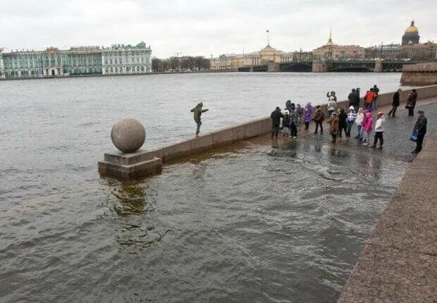 История наводнений в санкт петербурге. Наводнение на неве в санкт-петербурге. нагонные наводнения в санкт-петербурге. река нева в санкт-петербурге наводнение. затопления нева санкт-петербург.