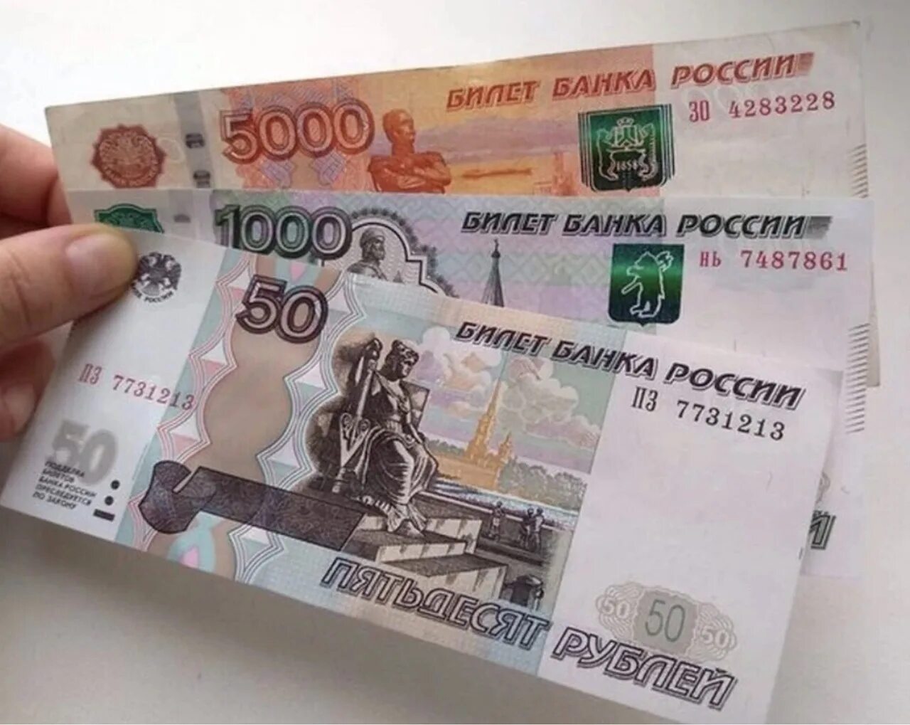 Как выглядит поддельная 100 рублей. Щас спою. Цифра сто прозрачный фон. Сейчас на 100. Фальшивые сто рублей как выглядят.
