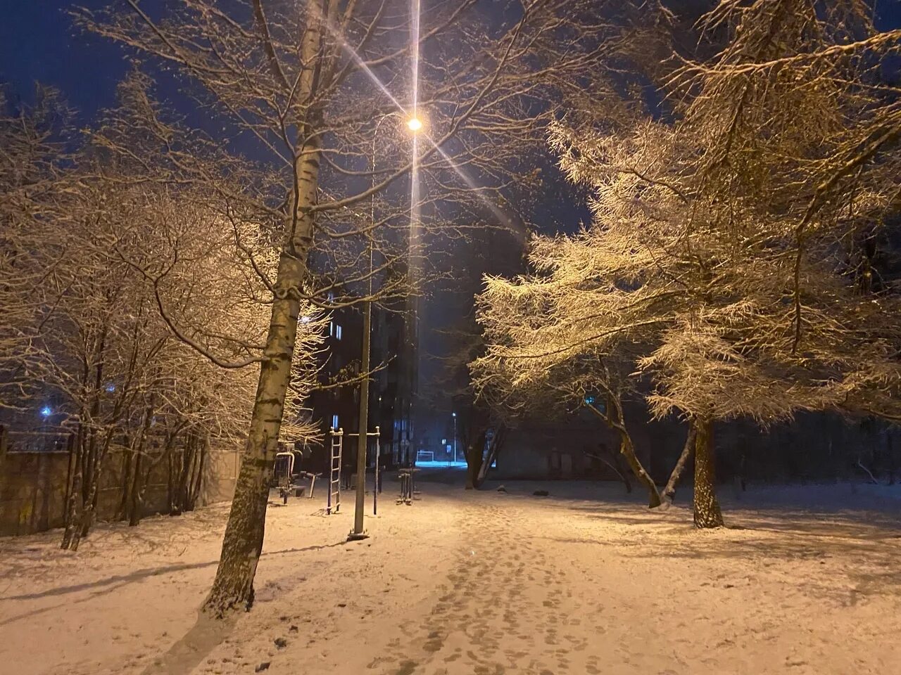 18 вечером 14. Петрозаводск в декабре. Петрозаводск снег. Мороз после оттепели. Снежная погода ночью Карелия.