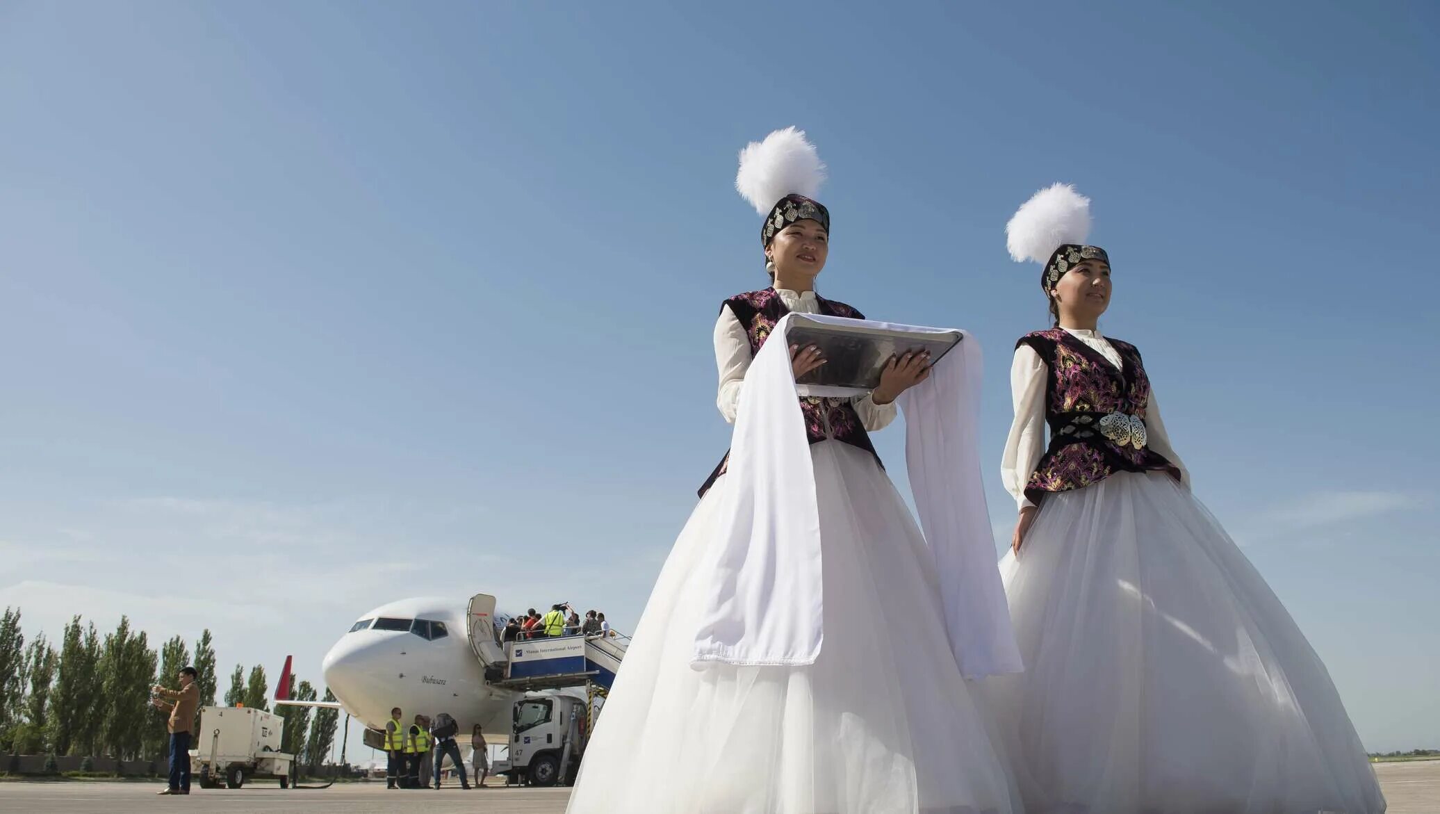 Киргизия перелеты. Кыргызский национальный костюм. Национальная одежда кыргызов. Киргизский национальный костюм женский. Казахский наряд для женщины.
