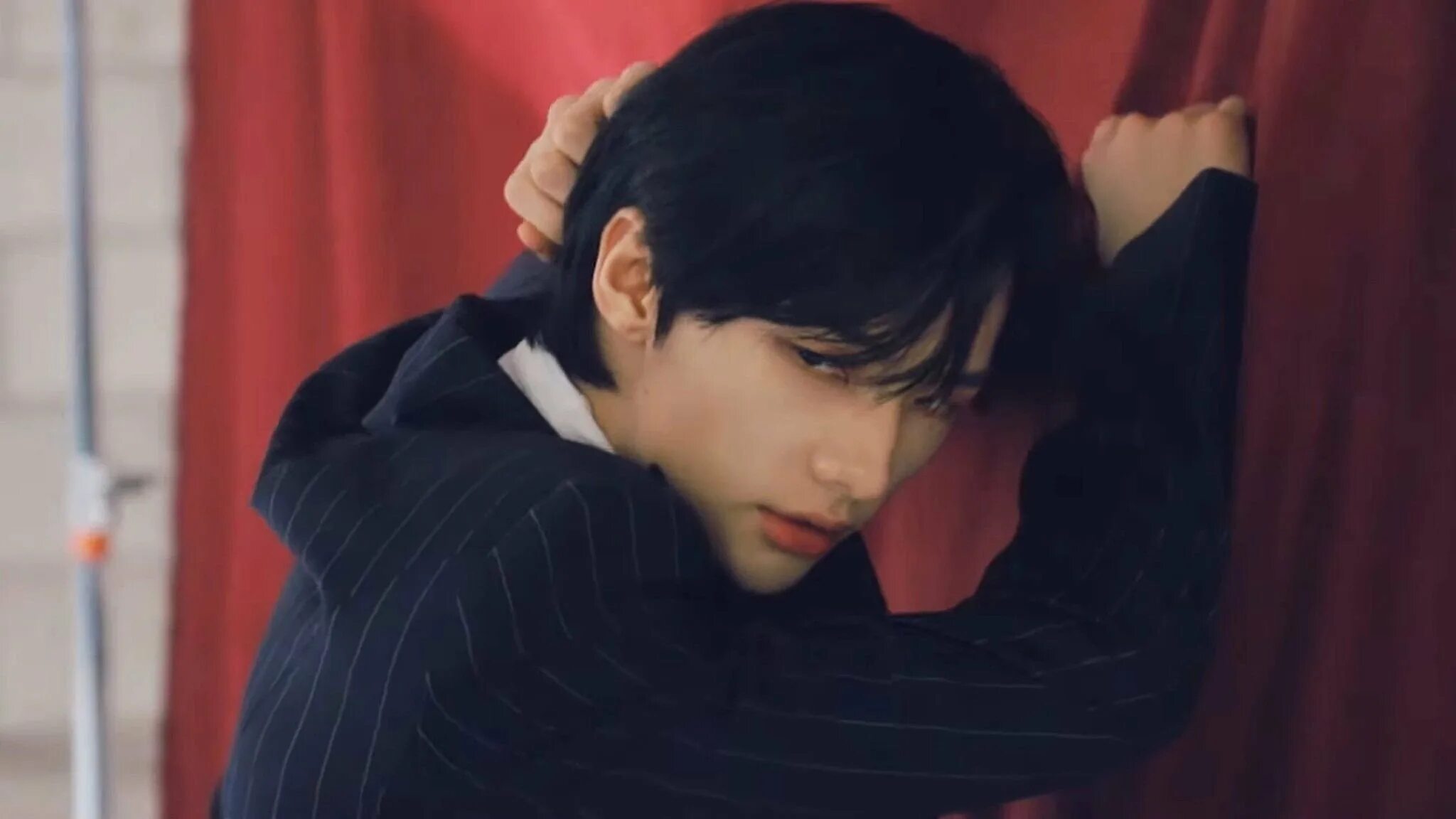 Hyunjin long for you перевод. Хенджин Stray Kids. Stray Kids Хван Хёнджин. Хёнджин Stray Kids 2022. Хён Джин Stray Kids.