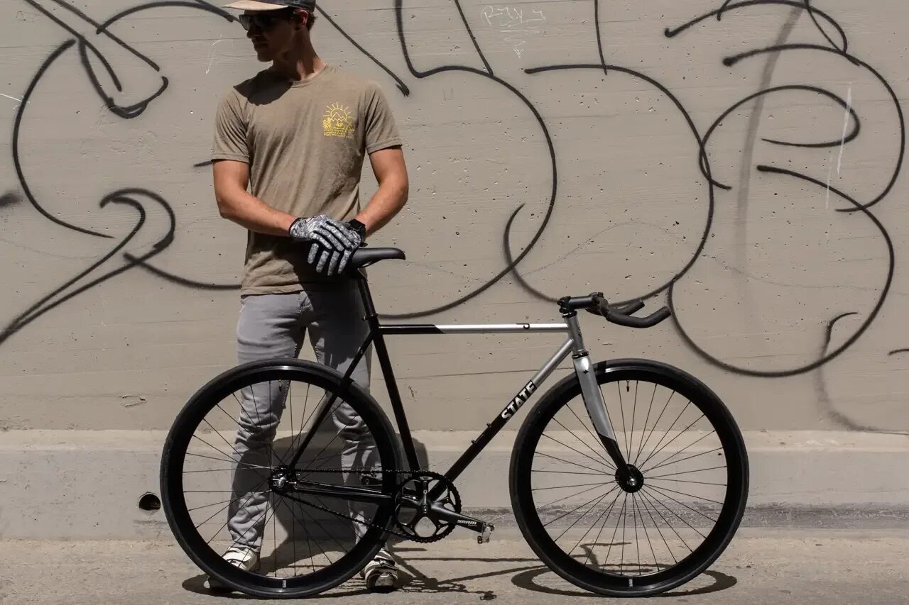 Fixed gear solid. Фиксед гир велосипеды. фиксед гир движение. велосипед santa fixie matte black 60mm. фиксеры fixed gear.