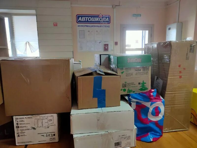 шуточные указатели. хождение туда сюда. туда сюда посылки. туда сюда посылки. туда сюда.