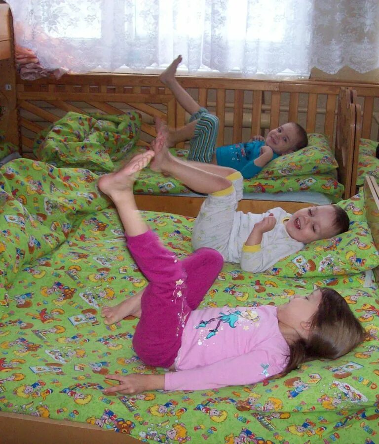 Гимнастика после сна в доу. Дети спят в садике. Гимнастика для детей после сна в детском саду. Детский сад тихий час девочки. Дети спят в садике.
