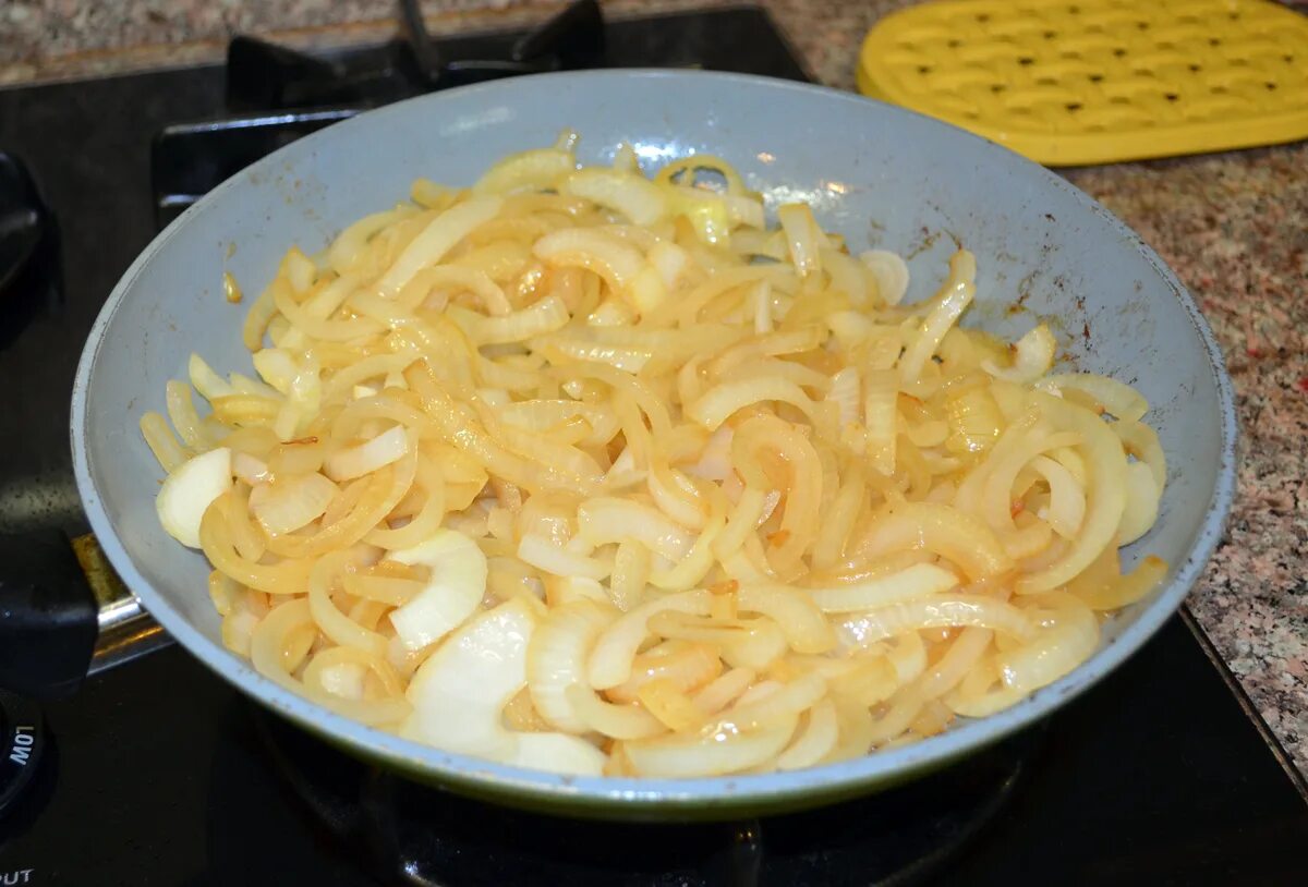 Луковый клопс. Луковые клопсы. луковый клопс из свинины. фискеболлар рыбный клопс.
