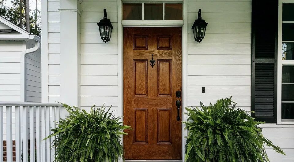 Двери в деревянном доме. Деревянная входная дверь в частный дом. Дверь на улицу. Деревянные входные двери для частного дома. Входные двери утепленные деревянный дом
