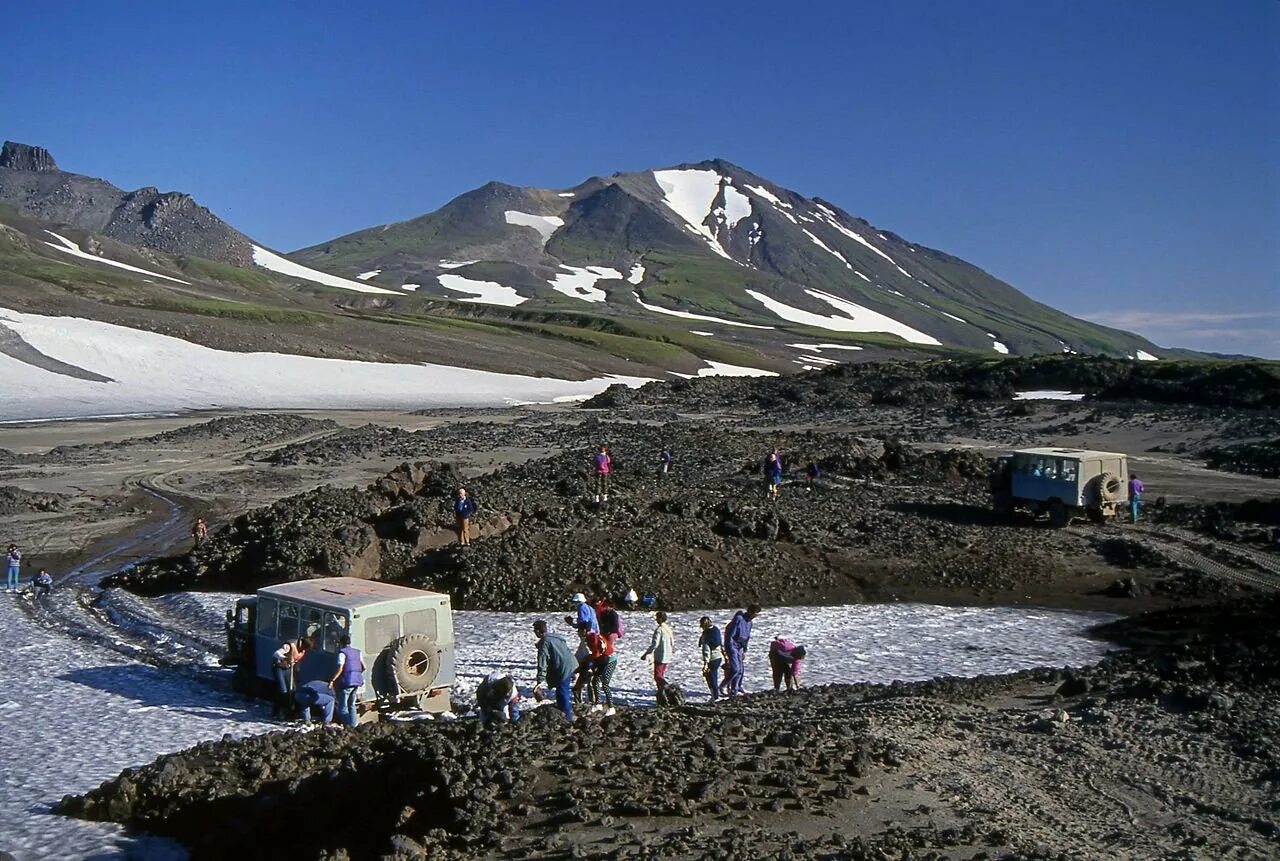 Дальний восток петропавловск-камчатский. Корякский вулкан камчатка. Восхождение на вилючинский вулкан камчатка. Камчатка экскурсии. Снег на камчатке.