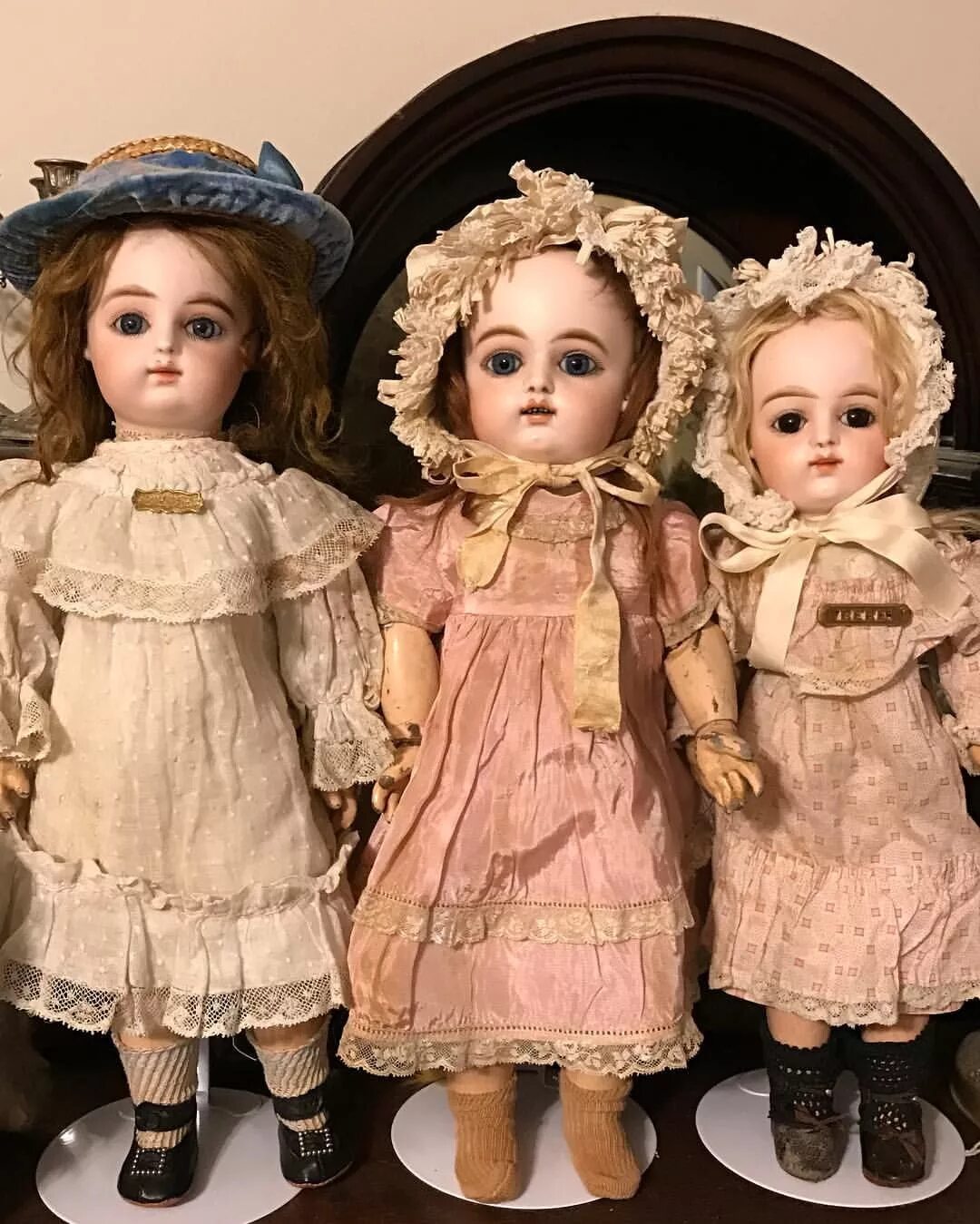 Старая куколка. Антикварные куклы Полишинель Франсуа Готье. Одежда для антикварных кукол. Антикварные Наряды для кукол. Платье для антикварной куклы.