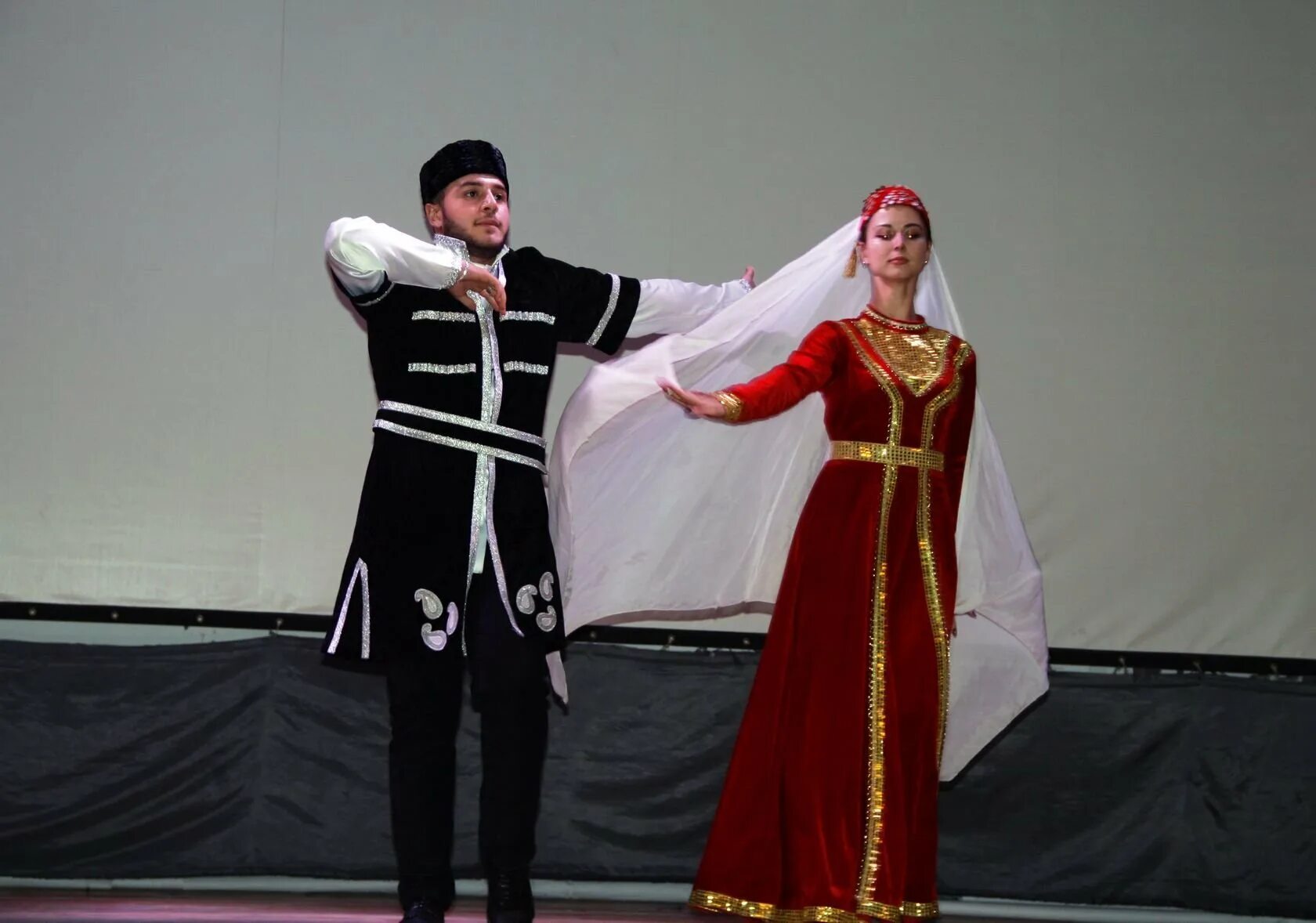 Национальный костюм азербайджанского народа. Азейбарджан национальный костюм. Костюм азербайджанцев. Азербайджанский костюм мужской. Нац костюм азербайджан.