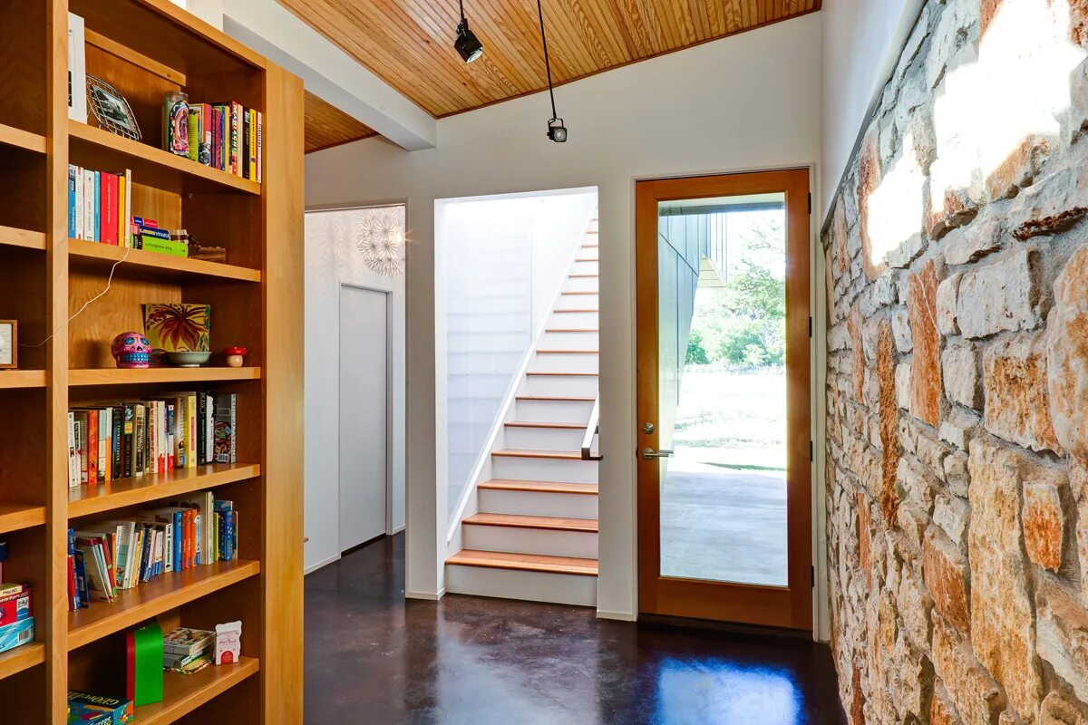 дачный домик на узкий участок. маленький двухэтажный дом. лестница посередине комнаты. фасад в современном стиле. дом на узком участке.