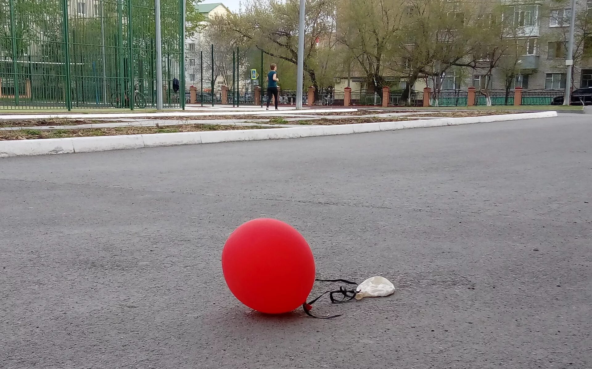 Шарик сдувается. Лопнувший воздушный шарик. Шарик упал. Надувной шар лопнул.