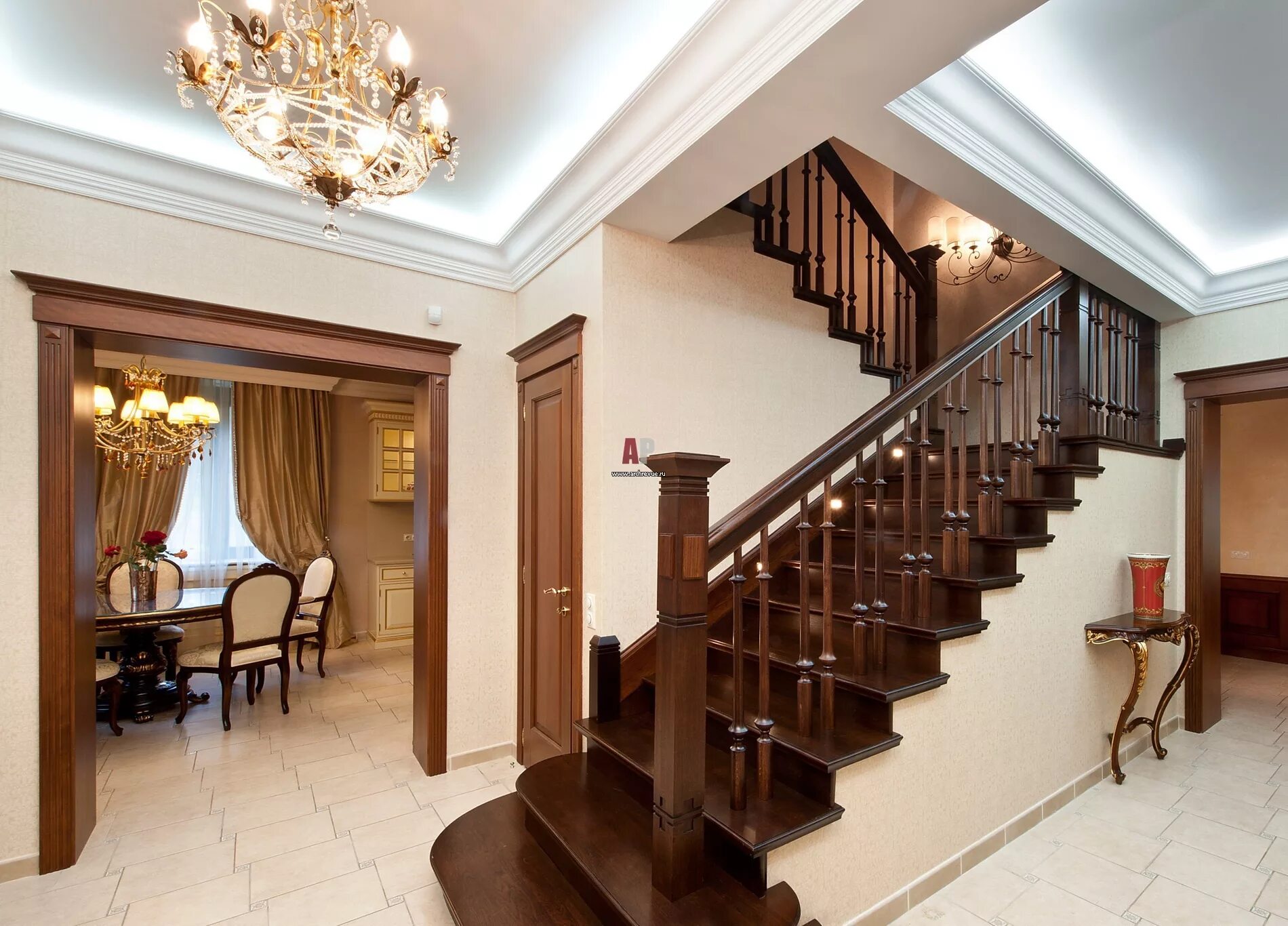 Фото интерьеров коттеджей. Лестница в классическом стиле. Лестница в коттедже. Лестница в классическом интерьере. Красивые лестницы в коттедже.
